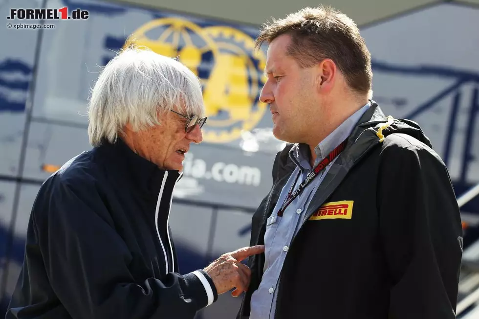 Einen frühen Feierabend konnte sich Paul Hembery indes abschminken. Der Pirelli-Mann musste nach dem Rennen noch viele Fragen über die Sicherheit der Reifen beantworten. Schließlich stand der Grand Prix mehrmals kurz vor dem Abbruch und Fahrer drohten danach sogar mit einem Streik, sollten die Ursachen der Vorfälle nicht ordnungsgemäß erkannt und behoben werden. Foto zur News: Einen frühen Feierabend konnte sich Paul Hembery indes abschminken. Der Pirelli-Mann musste nach dem Rennen noch viele Fragen über die Sicherheit der Reifen beantworten. Schließlich stand der Grand Prix mehrmals kurz vor dem Abbruch und Fahrer drohten danach sogar mit einem Streik, sollten die Ursachen der Vorfälle nicht ordnungsgemäß erkannt und behoben werden.