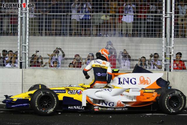 Foto zur News: Große Premiere in Singapur, und der erste große Skandal: Nelson Piquet jun. crasht 2008 drei Runden nach dem ungewöhnlich frühen Boxenstopp seines Renault-Teamkollegen Fernando Alonso, der dadurch in Führung gespült wird. Die vorher geplante "Crashgate"-Affäre wird erst ein Jahr später bekannt, weil Piquet, von Renault frisch entlassen, bei der FIA petzt.