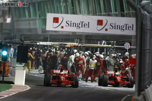 Foto zur News: Bis zur Safety-Car-Phase sieht alles nach einem Sieg von Felipe Massa aus. Aber die Ferrari-Crew patzt beim Boxenstopp und schickt den Brasilianer mitsamt Tankrüssel zurück auf die Strecke. Statt den Grand Prix zu gewinnen, wird Massa 13. Am Ende der Saison fehlt ihm ein einziger Punkt zum Gewinn des WM-Titels.