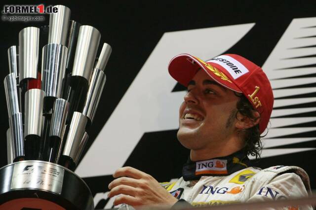 Foto zur News: Strahlender Sieger 2008 und damit erster "König der Nacht" in der Formel-1-Geschichte: Fernando Alonso (Renault). Bis heute kann ihm keine Mitwisserschaft an "Crashgate" nachgewiesen werden. Neben Piquet werden aber auch die Drahtzieher Flavio Briatore und Pat Symonds von der FIA gesperrt.