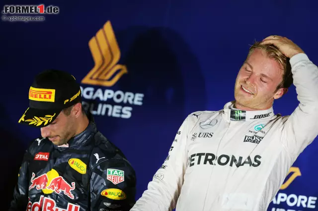 Foto zur News: Doch die Silberpfeile schlagen nur ein Jahr später spektakulär zurück. Weil Rosberg im Verkehr aufgehalten wird, und fürchtet, beim Boxenstopp hinter Ricciardo zu fallen, bleibt er einfach draußen. Der Red-Bull-Pilot holt mit schnellen Schritten auf, doch als er in den DRS-Bereich kommt und überholen will, ist das Rennen vorbei - gerade rechtzeitig für den späteren Weltmeister, der eine halbe Sekunde über die Linie rettet.