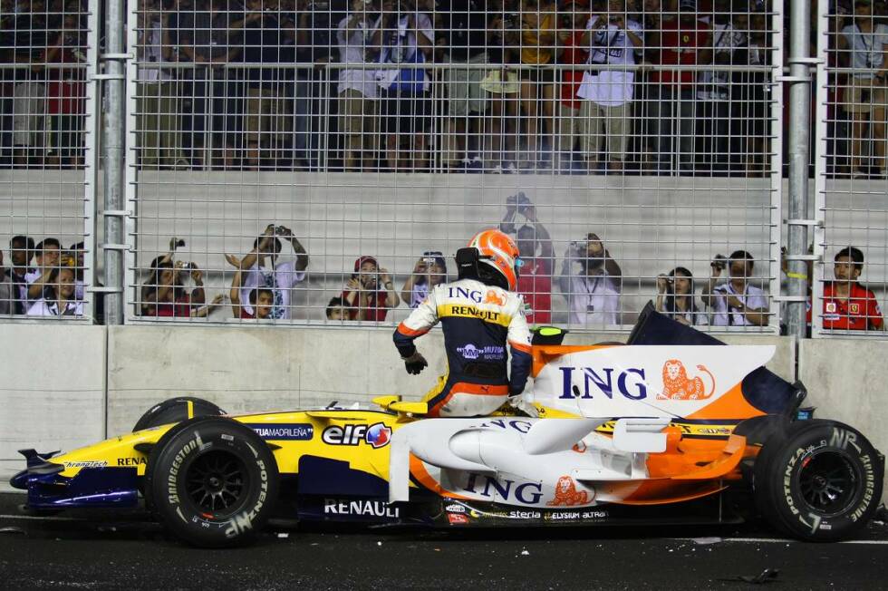 Foto zur News: Große Premiere in Singapur, und der erste große Skandal: Nelson Piquet jun. crasht 2008 drei Runden nach dem ungewöhnlich frühen Boxenstopp seines Renault-Teamkollegen Fernando Alonso, der dadurch in Führung gespült wird. Die vorher geplante &quot;Crashgate&quot;-Affäre wird erst ein Jahr später bekannt, weil Piquet, von Renault frisch entlassen, bei der FIA petzt.