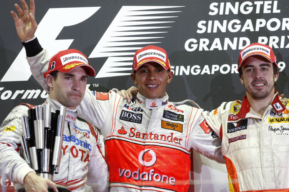 Foto zur News: 2009 gewinnt Lewis Hamilton (McLaren) von der Pole-Position aus. Zwei Deutsche verschenken mögliche Podestplätze wegen Durchfahrtstrafen: Nico Rosberg (Williams) rutscht in der Boxenausfahrt über die weiße Linie, Sebastian Vettel (Red Bull) überschreitet die Geschwindigkeitsbegrenzung in der Boxengasse. Fernando Alonso (Renault) profitiert wieder vom Safety-Car (diesmal unverdächtig) und wird Dritter.