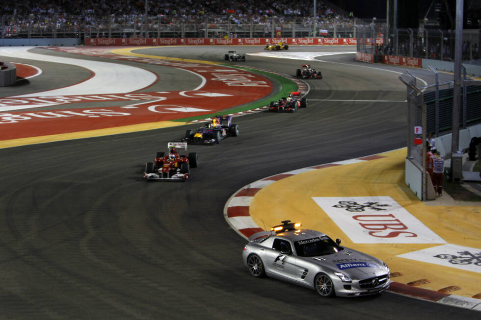 Foto zur News: Auch bei der dritten Auflage des Nachtrennens im Jahr 2010 hat Bernd Mayländer im Safety-Car alle Hände voll zu tun, und wieder meistert Fernando Alonso, inzwischen zu Ferrari gewechselt, die Umstände geschickt. Diesmal feiert er einen verdienten Start-Ziel-Sieg vor den beiden Red-Bull-Piloten Sebastian Vettel und Mark Webber.