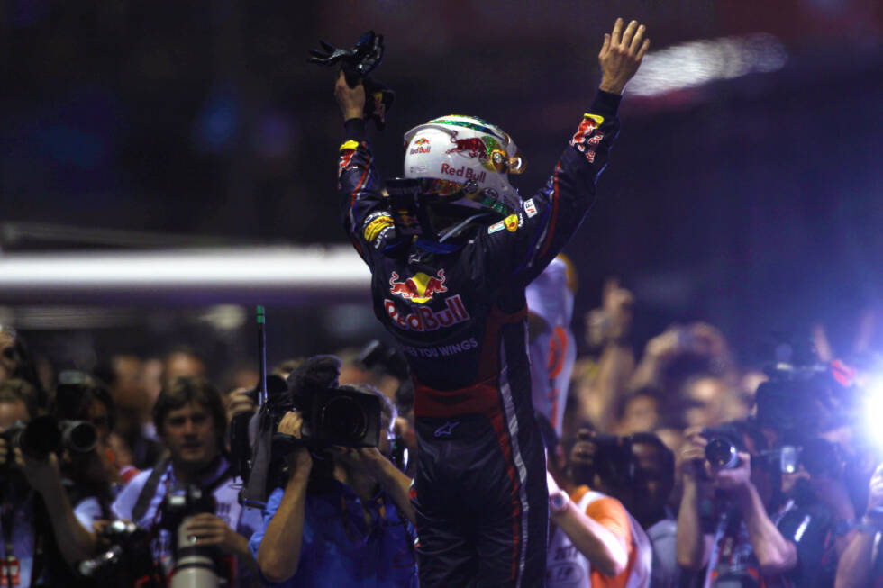 Foto zur News: 2011 beginnt die große Dominanz von Sebastian Vettel im südostasiatischen Stadtstaat. Der Red-Bull-Pilot siegt vor Jenson Button und macht damit einen großen Schritt in Richtung Titel, den er ein Rennen später gewinnt.
