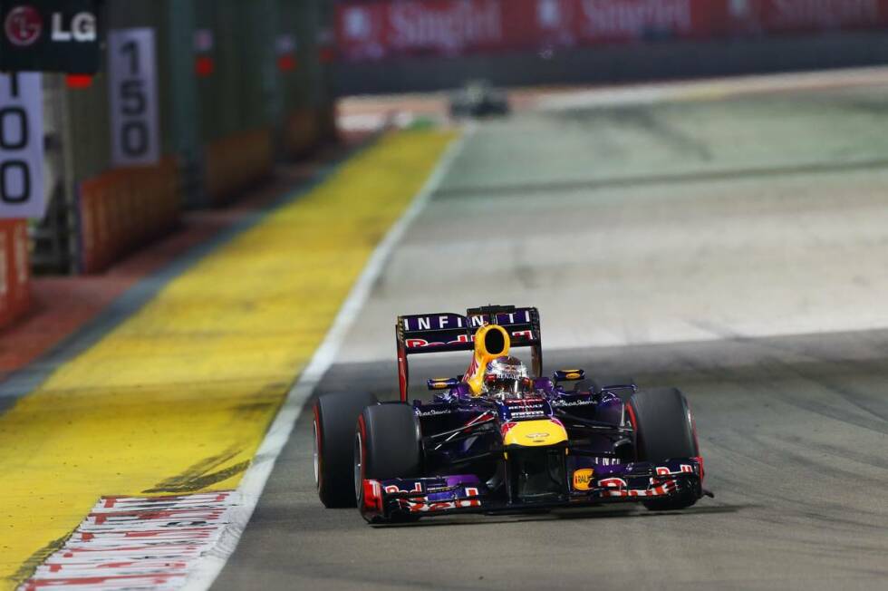 Foto zur News: 2013: Sebastian Vettel gewinnt zum dritten Mal in Folge in Singapur - und zwar so überlegen, dass Gian Carlo Minardi nicht glauben kann, Red Bull habe diese Leistung ohne Traktionskontrolle auf die Strecke gebracht. Der Verdacht erweist sich als unbegründet.