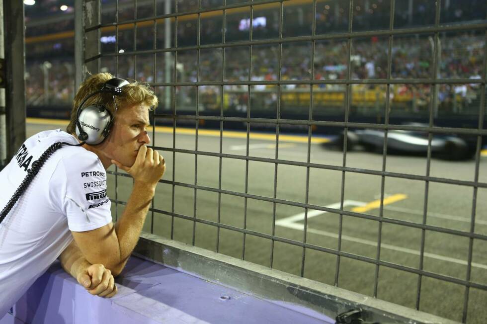 Foto zur News: Pech für Nico Rosberg: Beim Rennen 2014 gibt es an seinem Boliden Probleme mit der Lenkung. Der WM-Führende muss seinen Silberpfeil bereits nach wenigen Runden abstellen, nachdem er zuvor dem Feld hinterherfahren musste. Der Deutsche sieht zu, wie Teamkollege Lewis Hamilton das Rennen gewinnt und in der Gesamtwertung an ihm vorbeizieht.