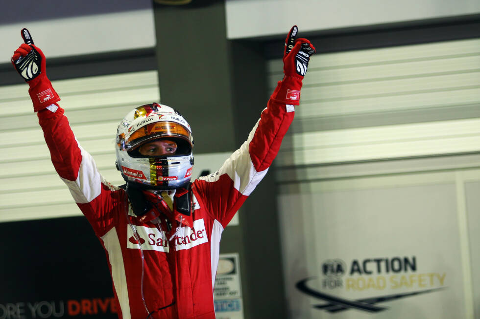 Foto zur News: 2015 geht Sebastian Vettel als Sieger aus dem Grand Prix hervor. Der Ferrari-Pilot feiert damals seinen dritten Sieg für die Scuderia vor Daniel Ricciardo und Teamkollege Kimi Räikkönen. Für Mercedes wird das Rennen zum Debakel: Mit dem Sieg hat man nichts zu tun, WM-Leader Lewis Hamilton muss sogar aufgeben.