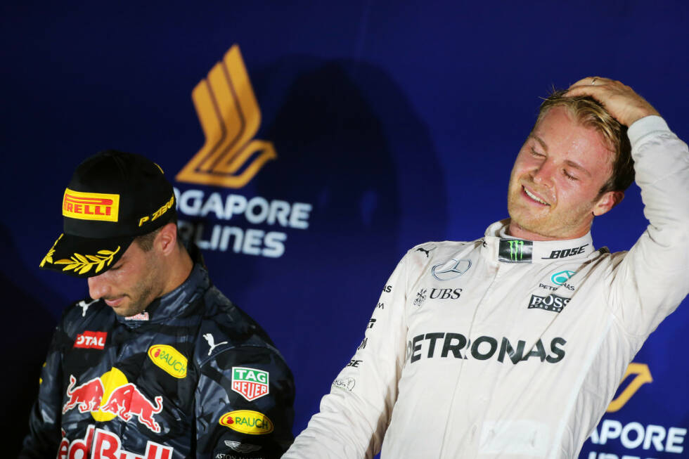 Foto zur News: Doch die Silberpfeile schlagen nur ein Jahr später spektakulär zurück. Weil Rosberg im Verkehr aufgehalten wird, und fürchtet, beim Boxenstopp hinter Ricciardo zu fallen, bleibt er einfach draußen. Der Red-Bull-Pilot holt mit schnellen Schritten auf, doch als er in den DRS-Bereich kommt und überholen will, ist das Rennen vorbei - gerade rechtzeitig für den späteren Weltmeister, der eine halbe Sekunde über die Linie rettet.