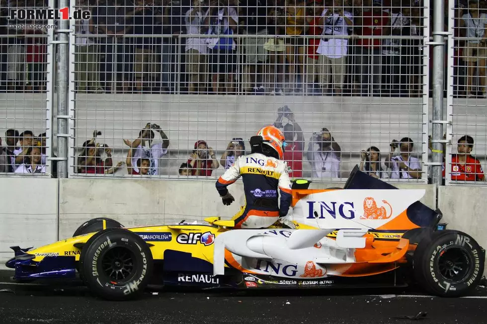 Foto zur News: Große Premiere in Singapur, und der erste große Skandal: Nelson Piquet jun. crasht 2008 drei Runden nach dem ungewöhnlich frühen Boxenstopp seines Renault-Teamkollegen Fernando Alonso, der dadurch in Führung gespült wird. Die vorher geplante &quot;Crashgate&quot;-Affäre wird erst ein Jahr später bekannt, weil Piquet, von Renault frisch entlassen, bei der FIA petzt.