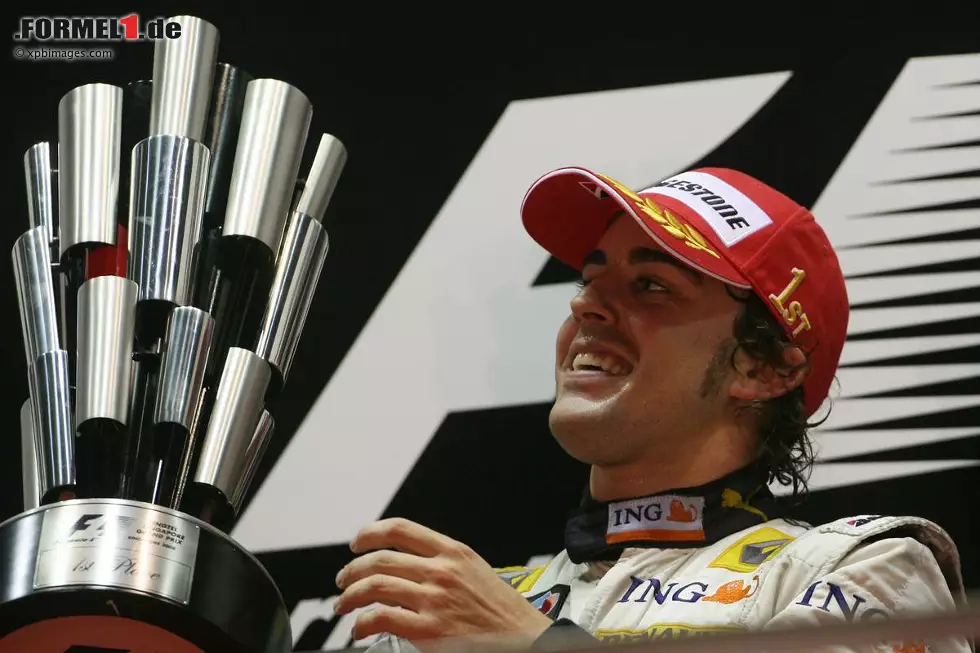 Foto zur News: Strahlender Sieger 2008 und damit erster &quot;König der Nacht&quot; in der Formel-1-Geschichte: Fernando Alonso (Renault). Bis heute kann ihm keine Mitwisserschaft an &quot;Crashgate&quot; nachgewiesen werden. Neben Piquet werden aber auch die Drahtzieher Flavio Briatore und Pat Symonds von der FIA gesperrt.