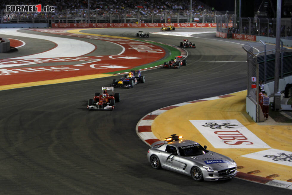 Foto zur News: Auch bei der dritten Auflage des Nachtrennens im Jahr 2010 hat Bernd Mayländer im Safety-Car alle Hände voll zu tun, und wieder meistert Fernando Alonso, inzwischen zu Ferrari gewechselt, die Umstände geschickt. Diesmal feiert er einen verdienten Start-Ziel-Sieg vor den beiden Red-Bull-Piloten Sebastian Vettel und Mark Webber.