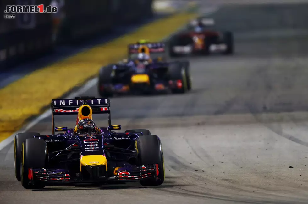 An der Spitze herrscht Überholverbot: Zwar holt der von einem Problem mit dem Energiespeicher geplagte Ricciardo auf Vettel auf, kann seinen Teamkollegen aber nicht mehr attackieren. Alonso profitiert nicht von frischeren Reifen und folgt dem Australier seinerseits mit Respektabstand. Foto zur News: An der Spitze herrscht Überholverbot: Zwar holt der von einem Problem mit dem Energiespeicher geplagte Ricciardo auf Vettel auf, kann seinen Teamkollegen aber nicht mehr attackieren. Alonso profitiert nicht von frischeren Reifen und folgt dem Australier seinerseits mit Respektabstand.