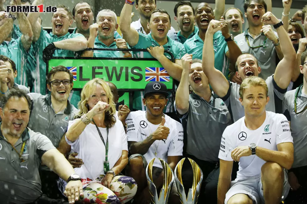 Foto zur News: Ein Bild, wie es symbolisch nicht besser stehen könnte für den Singapur-Grand-Prix des Jahres 2014: Der frisch gebackene WM-Führende Lewis Hamilton jubelt, Nico Rosberg hat offenbar entweder in eine Zitrone oder in sein defektes Lenkrad gebissen. Der Triumphzug des Briten nimmt da seinen Anfang, wo auch das Waterloo seines Teamkollegen beginnt: 30 Minuten vor dem Rennen.