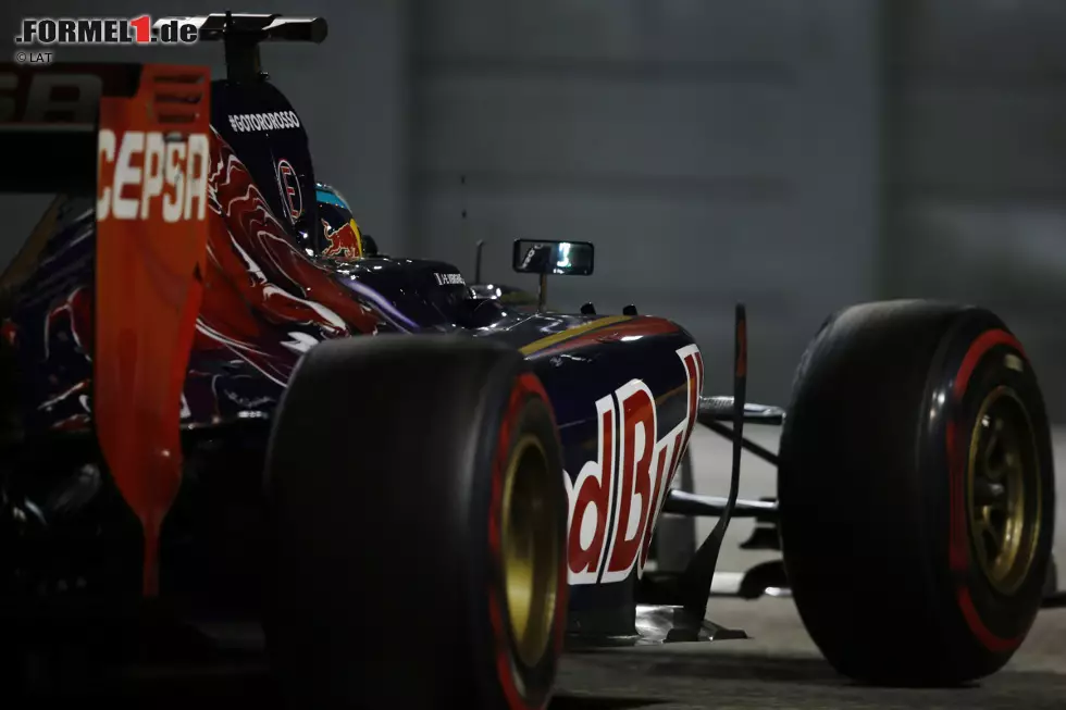 Noch besser macht seine Sache Jean-Eric Vergne. Er kommt genau wie Perez in Runde 45 an die Box und liegt fünf Umläufe später immer noch auf Rang zwölf. Dann schnappt er sich die Konkurrenten wie reife Kirschen, doch beim Überholen von Pastor Maldonado drängt ihn der Venezolaner von der Strecke ab. Vergne fährt trotzdem vorbei, die Rennleitung sanktioniert die Sache aber mit einer weiteren Fünf-Sekunden-Strafe, die am Ende auf seine Rennzeit addiert wird. Foto zur News: Noch besser macht seine Sache Jean-Eric Vergne. Er kommt genau wie Perez in Runde 45 an die Box und liegt fünf Umläufe später immer noch auf Rang zwölf. Dann schnappt er sich die Konkurrenten wie reife Kirschen, doch beim Überholen von Pastor Maldonado drängt ihn der Venezolaner von der Strecke ab. Vergne fährt trotzdem vorbei, die Rennleitung sanktioniert die Sache aber mit einer weiteren Fünf-Sekunden-Strafe, die am Ende auf seine Rennzeit addiert wird.