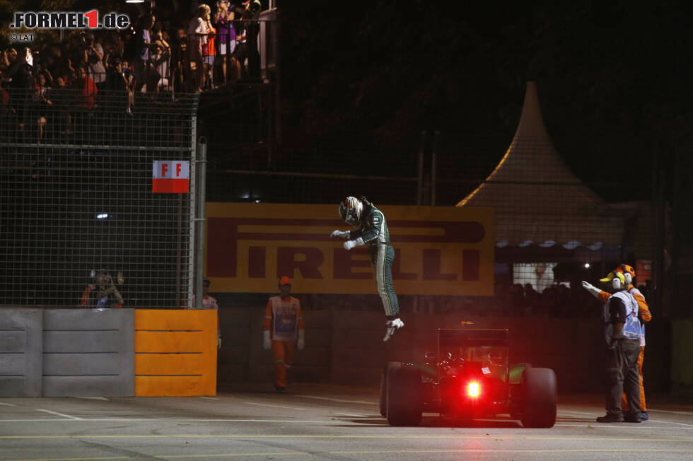 Foto zur News: Noch erfolgloser als Rosberg ist Kamui Kobayashi: Der Caterham bleibt nach einer halben Runde stehen und entwickelt offenbar reichlich Hitze. Von den Streckenposten wird er mit Löschschaum üppig eingenebelt.