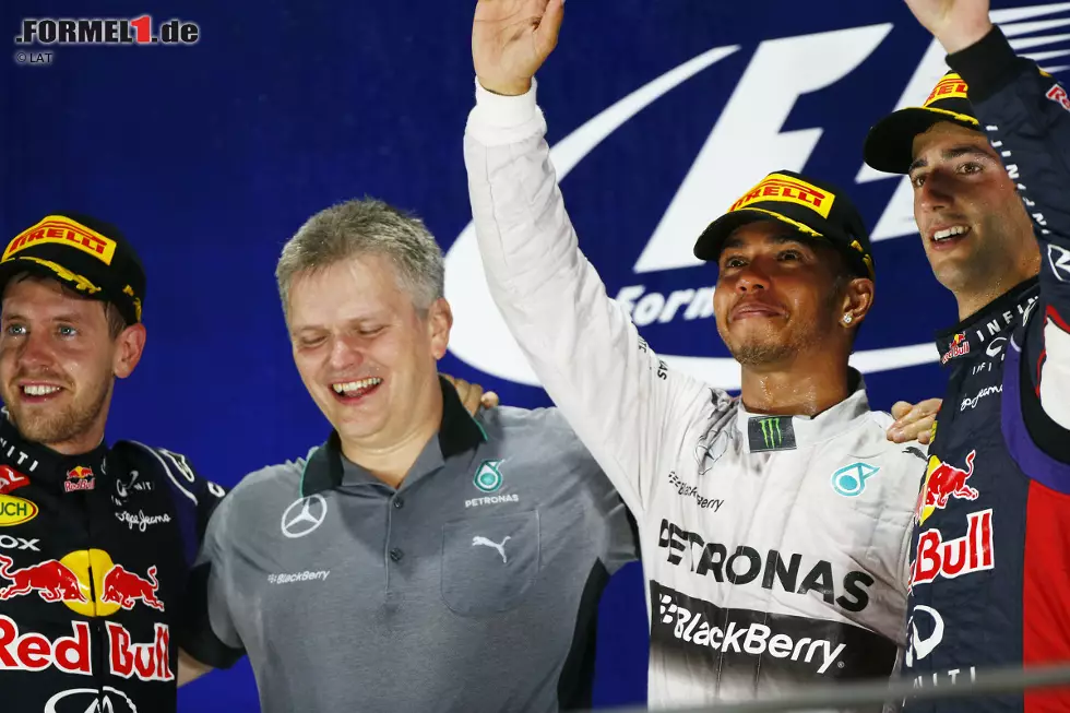 Hamilton feiert vor den beiden Red Bull den 29. Grand-Prix-Sieg seiner Karriere, den zweiten beim Nachtrennen in Singapur. Das Bonbon: Er übernimmt die WM-Führung und reist mit drei Zählern Vorsprung ins japanische Suzuka. Foto zur News: Hamilton feiert vor den beiden Red Bull den 29. Grand-Prix-Sieg seiner Karriere, den zweiten beim Nachtrennen in Singapur. Das Bonbon: Er übernimmt die WM-Führung und reist mit drei Zählern Vorsprung ins japanische Suzuka.