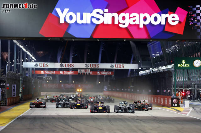 Foto zur News: Der Singapur-Grand-Prix 2013 ist das dritte Rennen der Sebastian-Vettel-Show. Der Deutsche, der am Ende der Saison die letzten neun Rennen für sich entscheiden kann, ist auch beim Nachtrennen der dominierende Mann. Bereits im Qualifying stellt er seinen Red Bull an die Spitze und schenkt sich sogar den letzten Versuch. Doch Nico Rosberg fängt ihn beinahe ab und macht ihm auch am Start das Leben schwer.