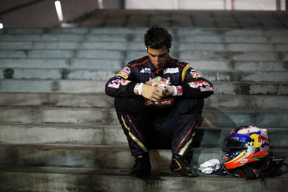Foto zur News: Die erste Runde der Boxenstopps bringt an der Spitze keine Veränderung, doch für die sorgt ausgerechnet Toro-Rosso-Pilot Daniel Ricciardo. Der Australier stopft seinen Boliden in Runde 25 in der Tribünenunterführung in die Wand und schmilzt den Vorsprung seines zukünftigen Teamkollegen Sebastian Vettel ein, da das Safety-Car auf die Strecke muss. Ricciardo gibt später offen einen Fahrfehler zu.