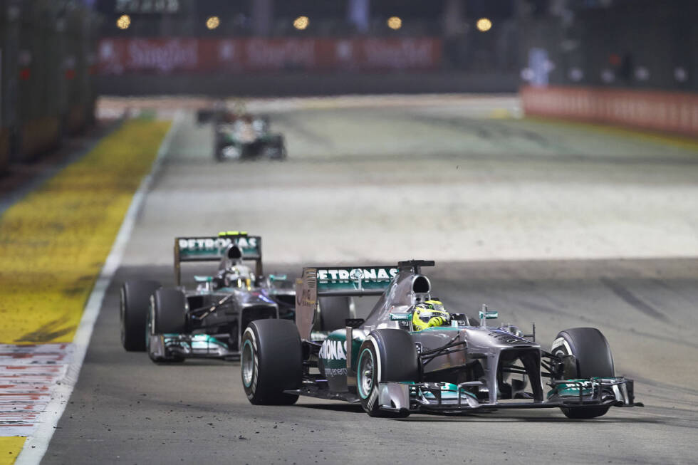 Foto zur News: Bei Mercedes entscheidet man sich gegen diese Strategie: &quot;Wir hatten das Gefühl, dass es zu früh für uns gewesen wäre, um den Rest des Rennens mit einem Reifensatz durchfahren zu können. Wir haben ja auch bei anderen Autos gesehen, dass es an der Grenze war&quot;, erklärt Teamchef Ross Brawn im Nachhinein. Und so legen Rosberg und Hamilton ihren zweiten Stopp später ein und fallen vorerst auf die Ränge neun und zehn zurück.