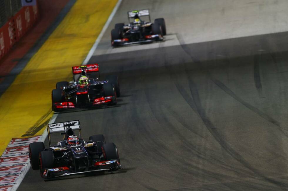 Foto zur News: Inzwischen haben die ersten Piloten mit abbauenden Reifen zu kämpfen. Besonders die beiden Sauber von Nico Hülkenberg und Esteban Gutierrez haben Probleme und fallen zurück. Den Zug der spät stoppenden Rosberg, Hamilton und Webber können sie nicht aufhalten.