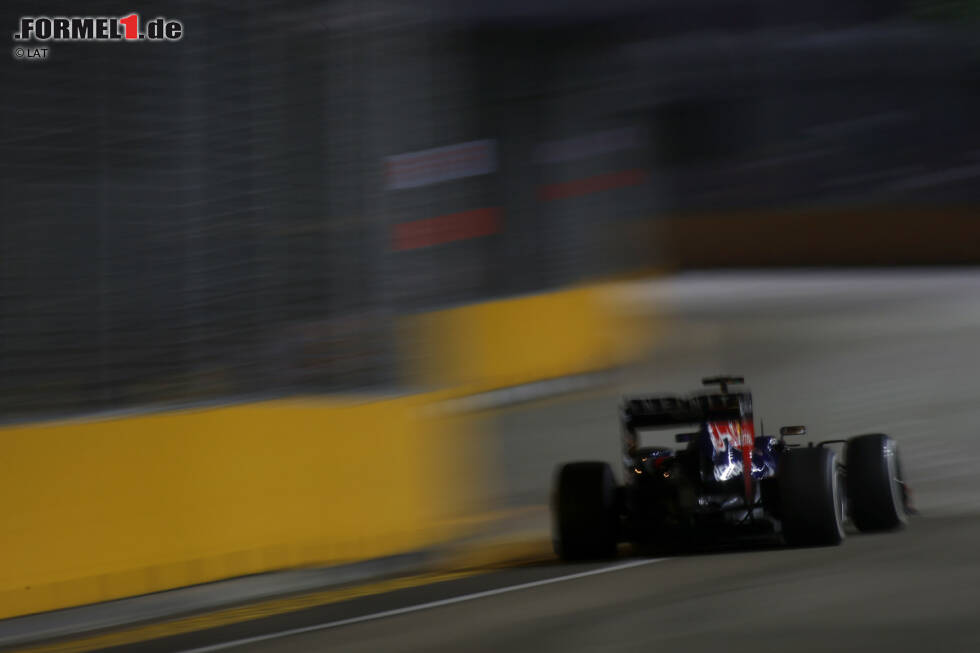 Foto zur News: Fortan ist Vettel nicht mehr aufzuhalten. Aus der ersten Runde kommt der Heppenheimer bereits mit zwei Sekunden Vorsprung, den er im Laufe weiter vergrößert: Nach sechs Runden führt Vettel 6,6 Sekunden vor Rosberg und zehn Sekunden vor Alonso und kann es sich erlauben, Tempo herauszunehmen, um seine Reifen zu schonen.