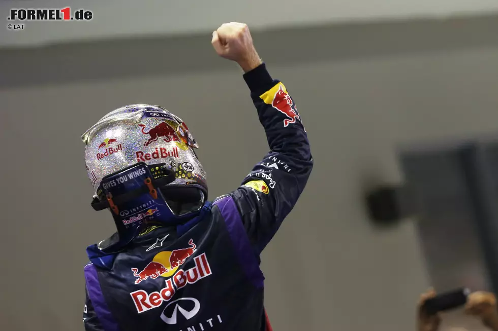 Unbeeindruckt von allem Trubel hinter ihm fährt Sebastian Vettel zum vierten Sieg im fünften Rennen - und wie! Im Ziel hat der Heppenheimer am Ende 32,6 Sekunden Vorsprung auf Fernando Alonso, dessen Stategie perfekt aufgeht. Der Drittplatzierte Kimi Räikkönen liegt sogar fast 44 Sekunden hinter dem Red-Bull-Piloten! Foto zur News: Unbeeindruckt von allem Trubel hinter ihm fährt Sebastian Vettel zum vierten Sieg im fünften Rennen - und wie! Im Ziel hat der Heppenheimer am Ende 32,6 Sekunden Vorsprung auf Fernando Alonso, dessen Stategie perfekt aufgeht. Der Drittplatzierte Kimi Räikkönen liegt sogar fast 44 Sekunden hinter dem Red-Bull-Piloten!