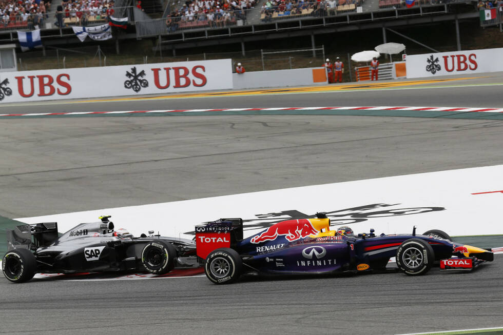 Foto zur News: Vettel verliert zunächst sogar eine Position, ist nach der ersten Runde aber zumindest 14. - und bleibt dort erst einmal, weil ihm der nötige Top-Speed fehlt, um Jenson Button zu überholen. Bei der vorangegangenen Berührung mit dessen McLaren-Teamkollege Kevin Magnussen bleibt sein Red Bull unbeschädigt.