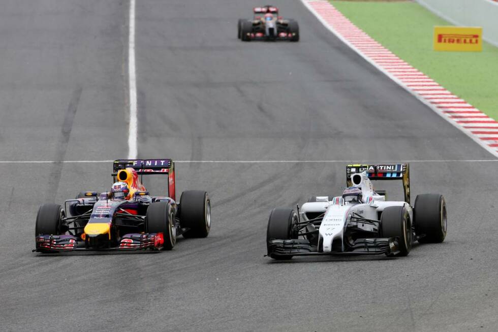 Foto zur News: Im Vorderfeld zeichnet sich schon nach wenigen Runden ab, dass Ricciardo schneller fahren kann als Bottas. Der Red-Bull-Pilot setzt zur Attacke an, scheitert aber - und steckt daraufhin auf Anweisung seiner Box erst einmal zurück. Die Strategie, den ersten Boxenstopp vorzuziehen, geht aber voll auf. Danach fährt Ricciardo dem Podium ungefährdet entgegen.