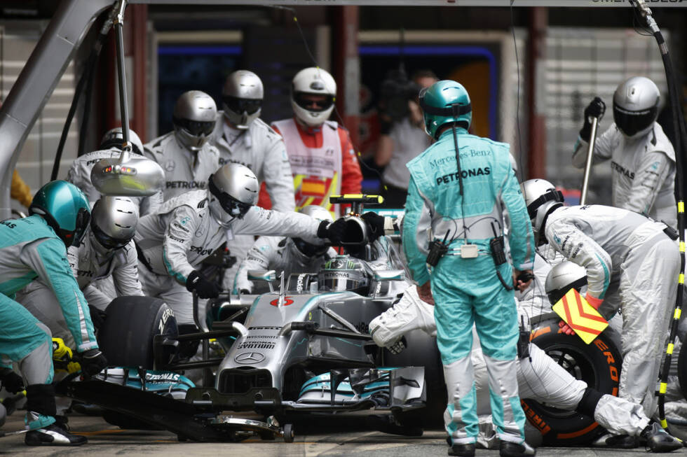 Foto zur News: Rosberg tut es Vettel gleich und lässt für den zweiten Stint - entgegen der Empfehlung des Reifenherstellers - ebenfalls die härtere Gummimischung aufziehen. Die Rechnung ist einfach: Kann er den Rückstand vor dem zweiten Boxenstopp innerhalb von drei Sekunden halten, dann sollte er für den letzten Stint mit den weicheren Reifen gegen Hamiltons härtere Pneus im Vorteil sein.