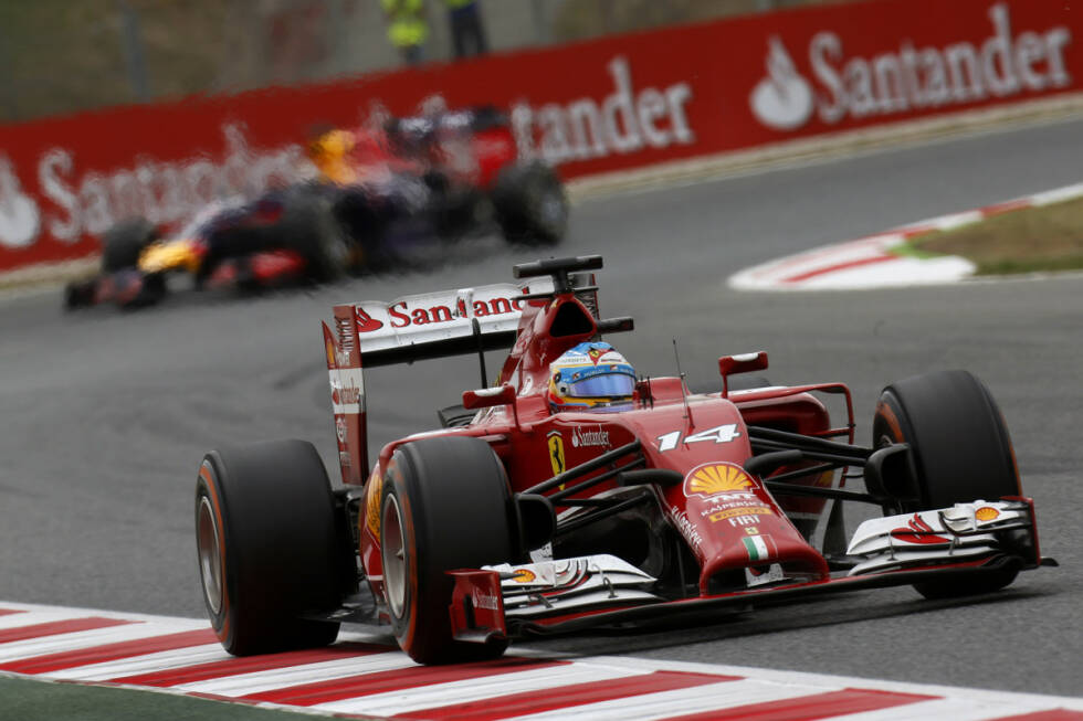 Foto zur News: Lokalmatador Alonso hat nach dem dritten Boxenstopp keine Chance mehr, Vettel hinter sich zu halten, fährt aber den sechsten Platz sicher ins Ziel. Ferrari hat damit seit einem Jahr kein Rennen mehr gewonnen.