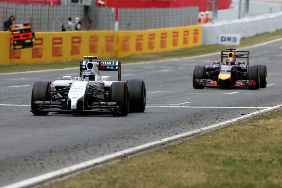 Foto zur News: Auch Vettel würde lieber gewinnen, als Vierter zu werden, aber zumindest stellt er mit seinem furiosen Sturmlauf unter Beweis, dass er das Rennfahren nicht verlernt hat. Selbst Bottas ist im Finish trotz Mercedes-Power nur Kanonenfutter - und auf Ricciardo fehlen am Ende 27,7 Sekunden.