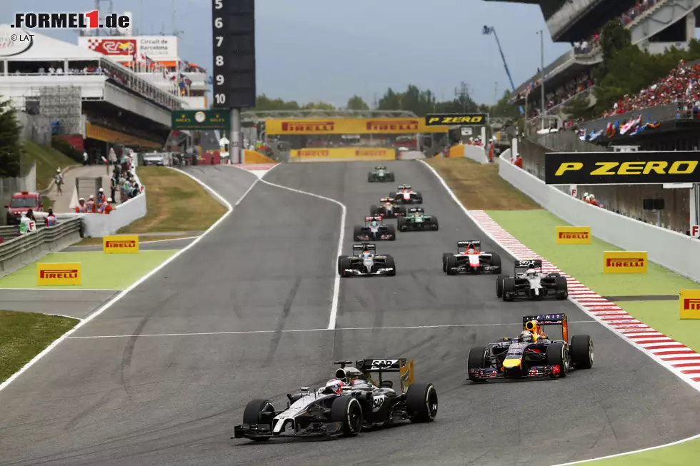 Teamkollege Vettel hat am Ende der elften Runde (an 13. Stelle liegend) schon 38,9 Sekunden Rückstand, als er an die Box kommt, um endlich freie Fahrt zu haben. Und im Gegensatz zu Ricciardo bleibt er nicht auf Medium-, sondern wechselt auf die Hard-Reifen von Pirelli. Eine Rechnung, die aufgehen sollte - auch wenn er zunächst auf den vorletzten Platz zurückfällt. Foto zur News: Teamkollege Vettel hat am Ende der elften Runde (an 13. Stelle liegend) schon 38,9 Sekunden Rückstand, als er an die Box kommt, um endlich freie Fahrt zu haben. Und im Gegensatz zu Ricciardo bleibt er nicht auf Medium-, sondern wechselt auf die Hard-Reifen von Pirelli. Eine Rechnung, die aufgehen sollte - auch wenn er zunächst auf den vorletzten Platz zurückfällt.