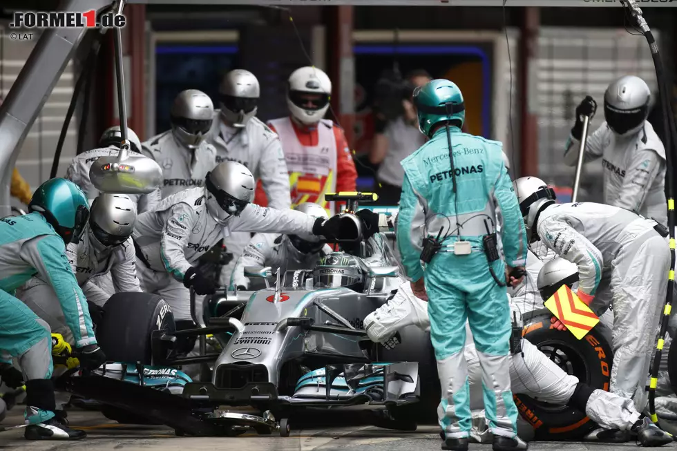 Rosberg tut es Vettel gleich und lässt für den zweiten Stint - entgegen der Empfehlung des Reifenherstellers - ebenfalls die härtere Gummimischung aufziehen. Die Rechnung ist einfach: Kann er den Rückstand vor dem zweiten Boxenstopp innerhalb von drei Sekunden halten, dann sollte er für den letzten Stint mit den weicheren Reifen gegen Hamiltons härtere Pneus im Vorteil sein. Foto zur News: Rosberg tut es Vettel gleich und lässt für den zweiten Stint - entgegen der Empfehlung des Reifenherstellers - ebenfalls die härtere Gummimischung aufziehen. Die Rechnung ist einfach: Kann er den Rückstand vor dem zweiten Boxenstopp innerhalb von drei Sekunden halten, dann sollte er für den letzten Stint mit den weicheren Reifen gegen Hamiltons härtere Pneus im Vorteil sein.