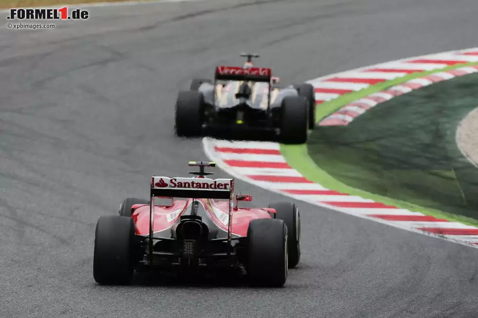 Hinter den Top 4 tut sich inzwischen Grosjean immer schwerer, seinen Ex-Teamkollegen Kimi Räikkönen hinter sich zu halten. Schlussendlich muss er beide Ferraris passieren lassen. Was Räikkönen im Nachhinein ärgern sollte: Alonso stellt in jener Phase seine Strategie um, von zwei auf drei Stopps. So hat der "Iceman" im Finish keine Chance gegen seinen heranfliegenden Teamkollegen mit den frischeren Reifen und zieht im Kampf um Platz sechs den Kürzeren. Foto zur News: Hinter den Top 4 tut sich inzwischen Grosjean immer schwerer, seinen Ex-Teamkollegen Kimi Räikkönen hinter sich zu halten. Schlussendlich muss er beide Ferraris passieren lassen. Was Räikkönen im Nachhinein ärgern sollte: Alonso stellt in jener Phase seine Strategie um, von zwei auf drei Stopps. So hat der "Iceman" im Finish keine Chance gegen seinen heranfliegenden Teamkollegen mit den frischeren Reifen und zieht im Kampf um Platz sechs den Kürzeren.