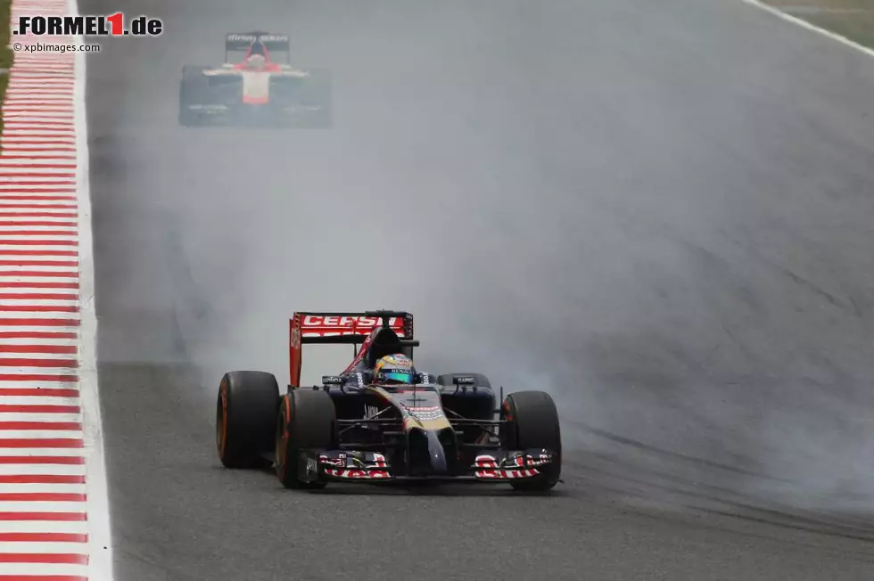 Sorgen, die Jean-Eric Vergne gerne hätte: Nachdem er wegen eines losen Rads im Freien Training im Qualifying um zehn Positionen zurückversetzt wurde, de facto also in die letzte Startreihe, muss er im Rennen mit einem defekten Auspuff aufgeben. Trösten kann er sich damit, dass diesmal auch der zweite Toro-Rosso-Junior Daniil Kwjat leer ausgeht. Foto zur News: Sorgen, die Jean-Eric Vergne gerne hätte: Nachdem er wegen eines losen Rads im Freien Training im Qualifying um zehn Positionen zurückversetzt wurde, de facto also in die letzte Startreihe, muss er im Rennen mit einem defekten Auspuff aufgeben. Trösten kann er sich damit, dass diesmal auch der zweite Toro-Rosso-Junior Daniil Kwjat leer ausgeht.