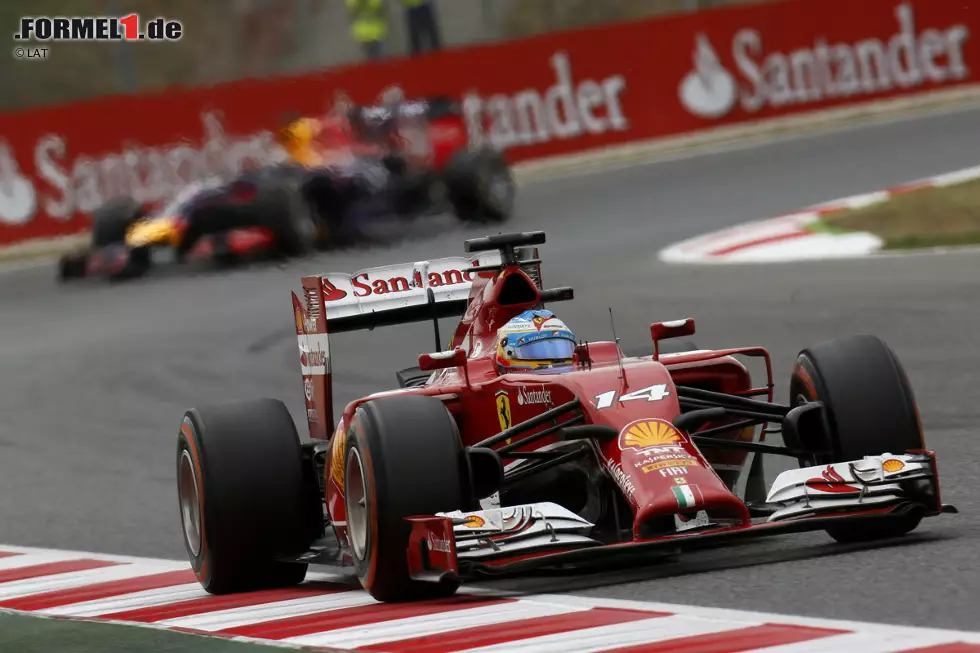 Lokalmatador Alonso hat nach dem dritten Boxenstopp keine Chance mehr, Vettel hinter sich zu halten, fährt aber den sechsten Platz sicher ins Ziel. Ferrari hat damit seit einem Jahr kein Rennen mehr gewonnen. Foto zur News: Lokalmatador Alonso hat nach dem dritten Boxenstopp keine Chance mehr, Vettel hinter sich zu halten, fährt aber den sechsten Platz sicher ins Ziel. Ferrari hat damit seit einem Jahr kein Rennen mehr gewonnen.