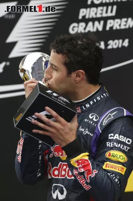 Der freut sich derweil über sein zweites Podium nach dem Saisonauftakt in Melbourne, wo er disqualifiziert wurde - und witzelt: "Es ist schön, auf dem Podium zu stehen, und ich bin mir sicher, dass ich es diesmal auch behalten darf!" Foto zur News: Der freut sich derweil über sein zweites Podium nach dem Saisonauftakt in Melbourne, wo er disqualifiziert wurde - und witzelt: "Es ist schön, auf dem Podium zu stehen, und ich bin mir sicher, dass ich es diesmal auch behalten darf!"