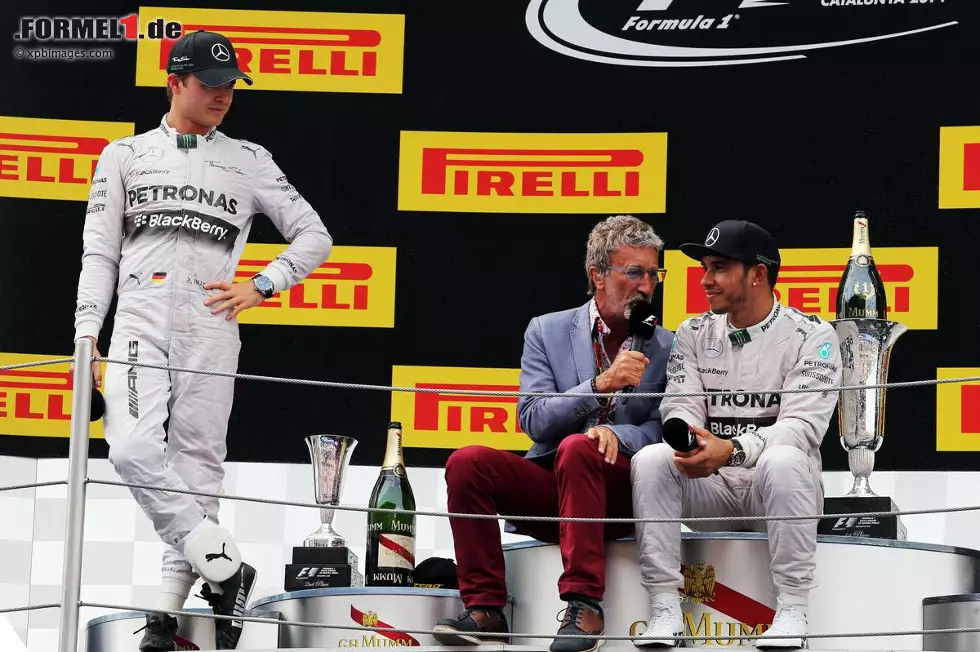Die Siegesfeier der Sterne: Hamilton plaudert locker-lässig mit Interviewer Eddie Jordan (übrigens ein Nachbar der beiden Mercedes-Fahrer in Monte Carlo), während der geschlagene Rosberg bedröppelt daneben steht. Man spürt: Der Deutsche kann es nicht mehr allzu lange ertragen, immer nur Zweiter zu werden. Und die WM-Führung ist er auch erstmals in diesem Jahr los: 97:100 Punkte nach fünf von 19 Rennen. Foto zur News: Die Siegesfeier der Sterne: Hamilton plaudert locker-lässig mit Interviewer Eddie Jordan (übrigens ein Nachbar der beiden Mercedes-Fahrer in Monte Carlo), während der geschlagene Rosberg bedröppelt daneben steht. Man spürt: Der Deutsche kann es nicht mehr allzu lange ertragen, immer nur Zweiter zu werden. Und die WM-Führung ist er auch erstmals in diesem Jahr los: 97:100 Punkte nach fünf von 19 Rennen.