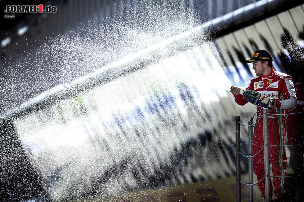 Es war der 220. Grand-Prix-Erfolg in der Gechichte des Ferrari-Teams und ein unerwarteter noch dazu. In der WM führt weiter Vettel, doch die große Red-Bull-Show steht der Formel 1 noch bevor - auch wenn es auf dem Circuit de Catalunya nicht rund läuft. Foto zur News: Es war der 220. Grand-Prix-Erfolg in der Gechichte des Ferrari-Teams und ein unerwarteter noch dazu. In der WM führt weiter Vettel, doch die große Red-Bull-Show steht der Formel 1 noch bevor - auch wenn es auf dem Circuit de Catalunya nicht rund läuft.