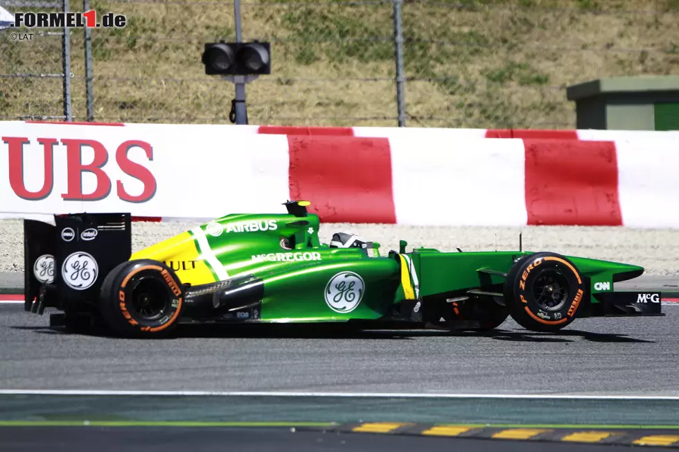 Noch schlimmer erwischt es Caterham-Pilot Giedo van der Garde, dessen Crew sich einen dicken Patzer leistet und den linken Hinterreifen nicht richtig festzieht. Obwohl er sich auf Anweisung als Dreirad zurück an die Box schleppt, ist der Grand Prix beendet. Foto zur News: Noch schlimmer erwischt es Caterham-Pilot Giedo van der Garde, dessen Crew sich einen dicken Patzer leistet und den linken Hinterreifen nicht richtig festzieht. Obwohl er sich auf Anweisung als Dreirad zurück an die Box schleppt, ist der Grand Prix beendet.