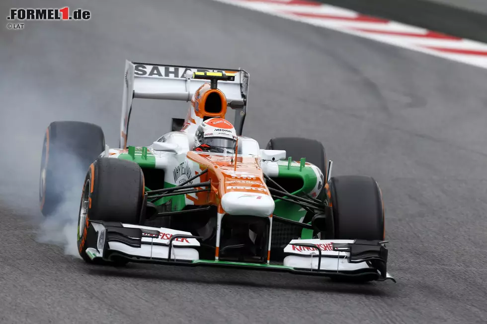 Auch Adrian Sutil hat keinen Grund, seinen Mechanikern einen Kasten "Cerveza" zu spendieren. Die Force-India-Truppe setzt ihr Boxenstopp-Debakel zu Beginn der Saison 2013 nahtlos fort. Der Bayer pflügt noch durch das Feld, sagt Barcelona aber mit leeren Händen "adiós". Foto zur News: Auch Adrian Sutil hat keinen Grund, seinen Mechanikern einen Kasten "Cerveza" zu spendieren. Die Force-India-Truppe setzt ihr Boxenstopp-Debakel zu Beginn der Saison 2013 nahtlos fort. Der Bayer pflügt noch durch das Feld, sagt Barcelona aber mit leeren Händen "adiós".