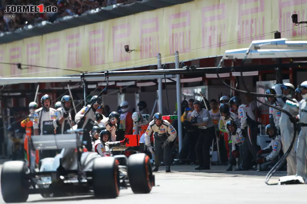 Weniger begeistert ist Nico Hülkenberg von seinem Spanien-Ausflug. Die Sauber-Truppe ließ den Deutschen beim Boxenstopp zu früh wieder losfahren, sodass er mit einem Toro Rosso kollidiert. Frontflügel-Reparatur und Stop-and-Go-Strafe machen alle Hoffnungen auf WM-Punkte zunichte. Foto zur News: Weniger begeistert ist Nico Hülkenberg von seinem Spanien-Ausflug. Die Sauber-Truppe ließ den Deutschen beim Boxenstopp zu früh wieder losfahren, sodass er mit einem Toro Rosso kollidiert. Frontflügel-Reparatur und Stop-and-Go-Strafe machen alle Hoffnungen auf WM-Punkte zunichte.