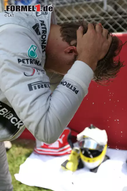 Vettel und Ferrari-Teamkollege Felipe Massa sind die Nächsten, die sich den Silberpfeil schmecken lassen. "Es ging so was von nach hinten los", meint Rosberg. "Es ist unerklärlich. Ich musste so langsam fahren." Es sind die Reifen, die ihn letztlich bis auf Position sechs zurückfallen lassen. Foto zur News: Vettel und Ferrari-Teamkollege Felipe Massa sind die Nächsten, die sich den Silberpfeil schmecken lassen. "Es ging so was von nach hinten los", meint Rosberg. "Es ist unerklärlich. Ich musste so langsam fahren." Es sind die Reifen, die ihn letztlich bis auf Position sechs zurückfallen lassen.
