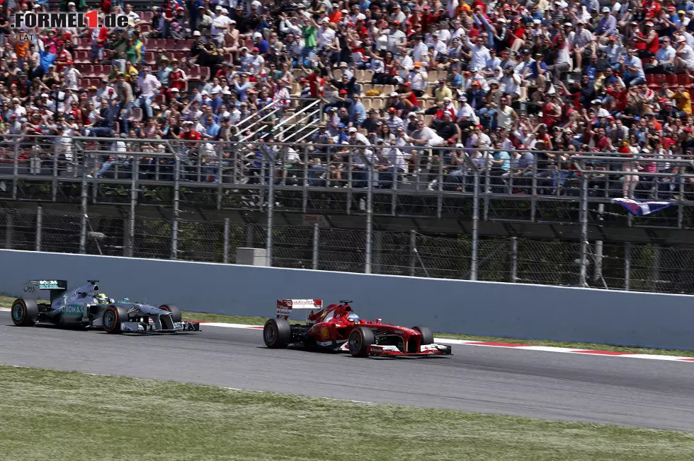 An der Spitze hat Teamkollege Rosberg alle Hände voll zu tun, die Meute hinter sich zu halten. Bis zum ersten Boxenstopp schafft er das, doch dann brechen alle Dämme. Alonso, der zuvor Vettel mit einem früheren Stopp an der Box kassiert hat, schlüpft in Runde 13 mit einem mutigen Manöver am Silberpfeil vorbei und hat freie Bahn in Richtung Grand-Prix-Sieg. Rosberg hingegen spielt das Stück Fleisch im Löwenkäfig. Foto zur News: An der Spitze hat Teamkollege Rosberg alle Hände voll zu tun, die Meute hinter sich zu halten. Bis zum ersten Boxenstopp schafft er das, doch dann brechen alle Dämme. Alonso, der zuvor Vettel mit einem früheren Stopp an der Box kassiert hat, schlüpft in Runde 13 mit einem mutigen Manöver am Silberpfeil vorbei und hat freie Bahn in Richtung Grand-Prix-Sieg. Rosberg hingegen spielt das Stück Fleisch im Löwenkäfig.