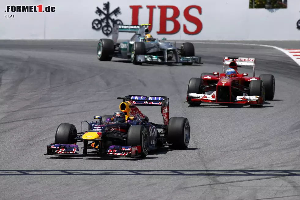Vettel und Alonso kassieren Hamilton, für den fortan eine Leidenszeit beginnt. Viermal ruft Mercedes seinen Star an die Box, er wird von den Konkurrenten umfahren wie eine Pylone auf dem ADAC-Übungsplatz. Foto zur News: Vettel und Alonso kassieren Hamilton, für den fortan eine Leidenszeit beginnt. Viermal ruft Mercedes seinen Star an die Box, er wird von den Konkurrenten umfahren wie eine Pylone auf dem ADAC-Übungsplatz.