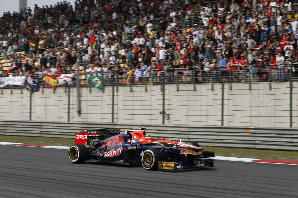 Foto zur News: Deutlich mehr Gefallen hat Daniel Ricciardo am International Circuit gefunden, der sich die Konkurrenten schon mal im Kopf zurechtgelegt hat: &quot;Es ist ein breiter, offener Kurs, der viel Fluss und Spaß im Mittelsektor bietet. Die Gegengerade bietet eine gute Überholmöglichkeit in die Haarnadel-Kurve hinein.&quot;