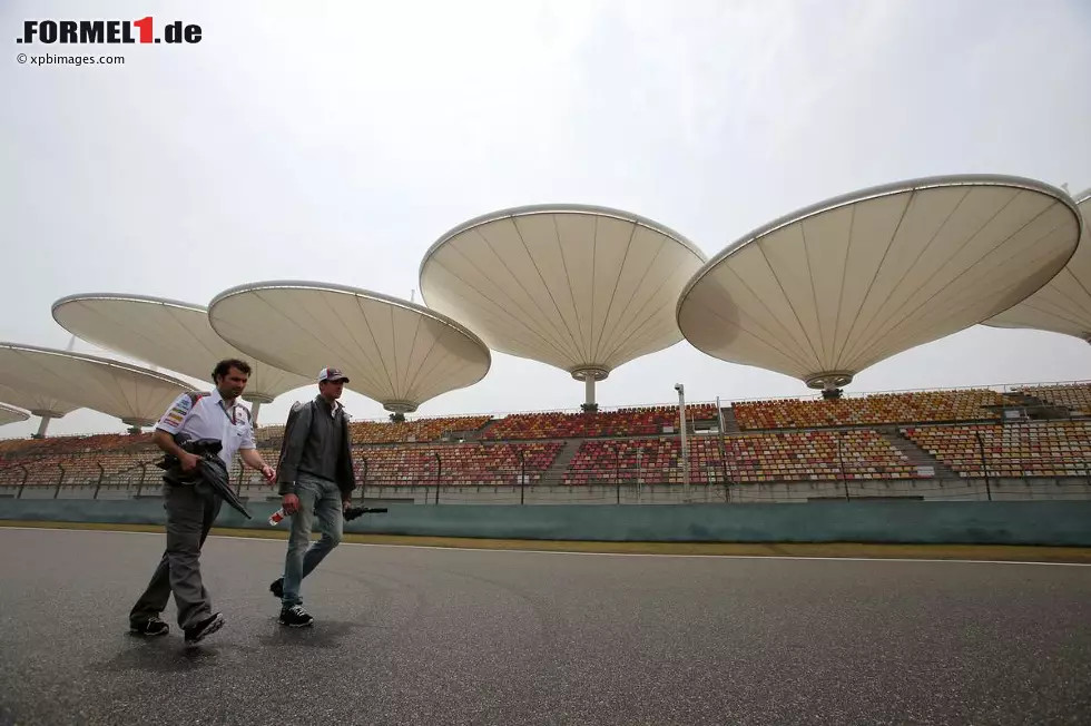 Foto zur News: Adrian Sutils Liebe zu China ist keine flammende: &quot;Es ist nicht mein ultimativer Lieblingskurs, aber ich fahre dort gerne&quot;, erklärt der Sauber-Pilot, der nicht an eine 08/15-Strecke glaubt: &quot;Das Layout ist speziell im Vergleich zu anderen Strecken. Es gibt einige schnelle Kurven, die dann im Verlauf enger werden. Man braucht auf dieser Strecke eine gute Balance des Autos, vor allem viel Grip an der Vorderachse.&quot; Das ist ein wichtiger Unterschied: Fast nur in Schanghai funktioniert das Schonen der Reifen nicht über die hinteren Pneus.