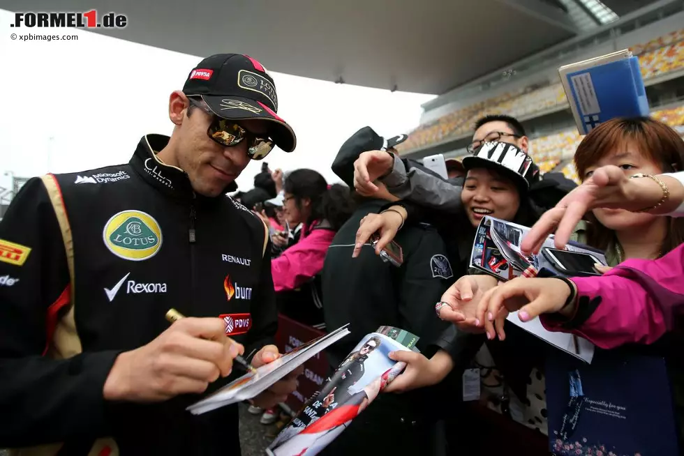 Sein Teamkollege Maldonado war schon dreimal in China in der Startaufstellung, glaubt aber, dass er mit Beginn der Turbo-Ära die Bahnen allesamt neu kennenlernen wird: "Schanghai ist ein sehr technischer Kurs mit einer der längsten Geraden im Kalender. Wie auf allen Strecken in diesem Jahr wird es eine ganz andere Erfahrung und wir werden uns mit dem Fortschreiten des Wochenendes verbessern." Die Anforderungen haben sich trotz der Regelnovelle nicht geändert: "Wir brauchen viel Abtrieb. Die Bahn ist anspruchsvoll, was mir aber gefällt. Also freue ich mich." Foto zur News: Sein Teamkollege Maldonado war schon dreimal in China in der Startaufstellung, glaubt aber, dass er mit Beginn der Turbo-Ära die Bahnen allesamt neu kennenlernen wird: "Schanghai ist ein sehr technischer Kurs mit einer der längsten Geraden im Kalender. Wie auf allen Strecken in diesem Jahr wird es eine ganz andere Erfahrung und wir werden uns mit dem Fortschreiten des Wochenendes verbessern." Die Anforderungen haben sich trotz der Regelnovelle nicht geändert: "Wir brauchen viel Abtrieb. Die Bahn ist anspruchsvoll, was mir aber gefällt. Also freue ich mich."