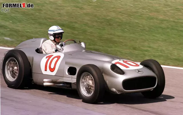 Lediglich bei historischen Rennen oder Showruns griff Surtees noch ins Lenkrad, wie hier bei einem Mercedes W196 Silberpfeils. Foto zur News: Lediglich bei historischen Rennen oder Showruns griff Surtees noch ins Lenkrad, wie hier bei einem Mercedes W196 Silberpfeils.